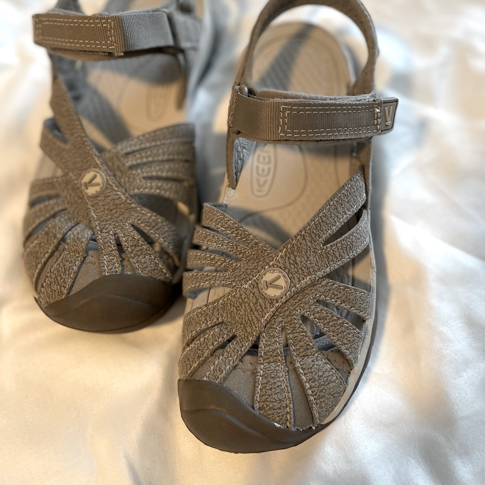 Womens keens sports sandals size 61/2 beige